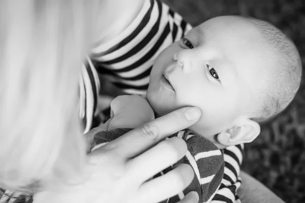 Mutter hält ein Neugeborenes sanft in der Hand — Stockfoto