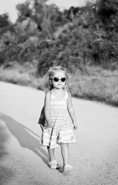 Niño lindo niña en gafas — Foto de Stock