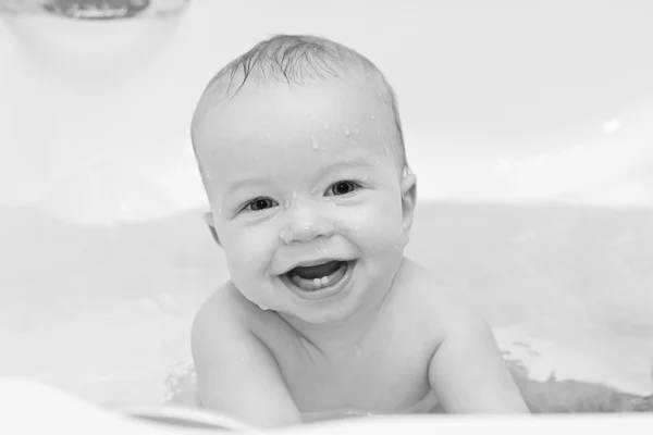 Glücklicher kleiner Junge badet — Stockfoto