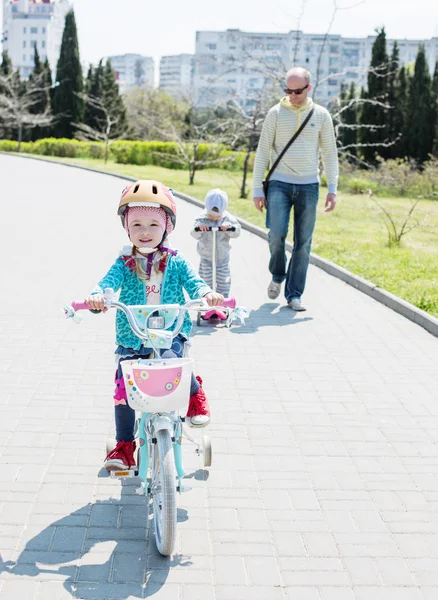 Gelukkig meisje op een fiets — Stockfoto