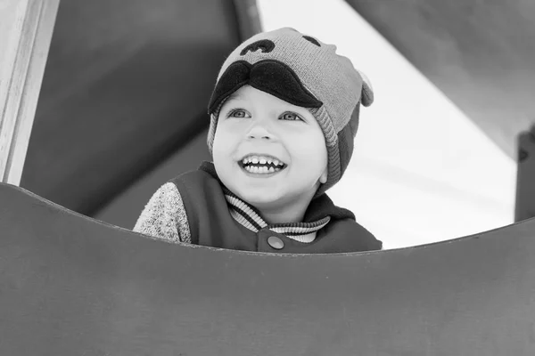 Niño feliz divirtiéndose en el patio —  Fotos de Stock