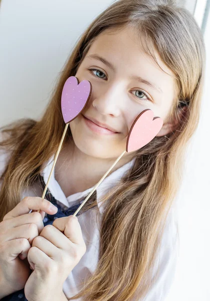 Portrait d'une petite fille avec des cœurs — Photo