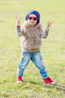 sevimli küçük kız bir rock-n-roll işaret yapma 