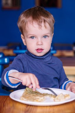 Bir kafe yeme yürümeye başlayan çocuk 