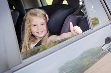 mutlu küçük kız arabada