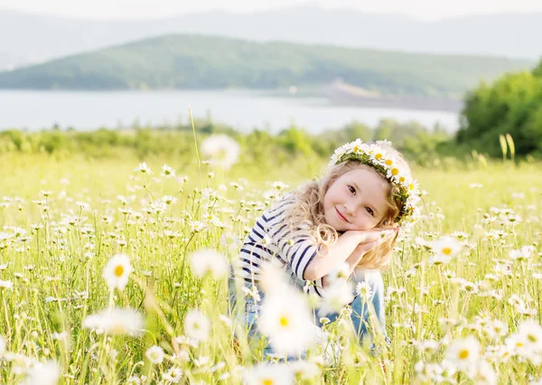 Söt liten flicka i fältet kamomill — Stockfoto