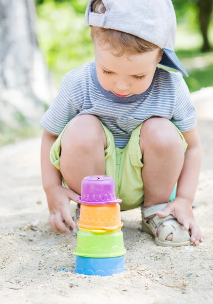 Peuter jongen spelen in het zand — Stockfoto