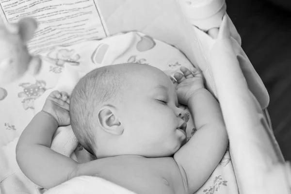 Niedliches Baby schläft süß in der Wiege — Stockfoto
