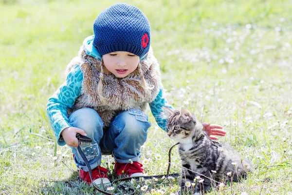 Açık havada kedi yavrusu ile küçük kız — Stok fotoğraf