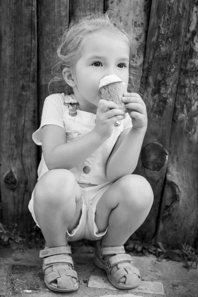 Klein meisje dat ijs eet — Stockfoto