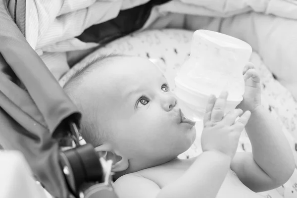 Ребенок пьет воду — стоковое фото