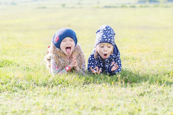 Счастливые две девчонки — стоковое фото