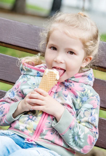 Счастливая маленькая девочка ест мороженое — стоковое фото