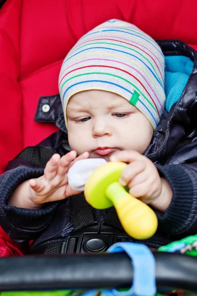 Meraklı Bebek arabasındaki bebek — Stok fotoğraf