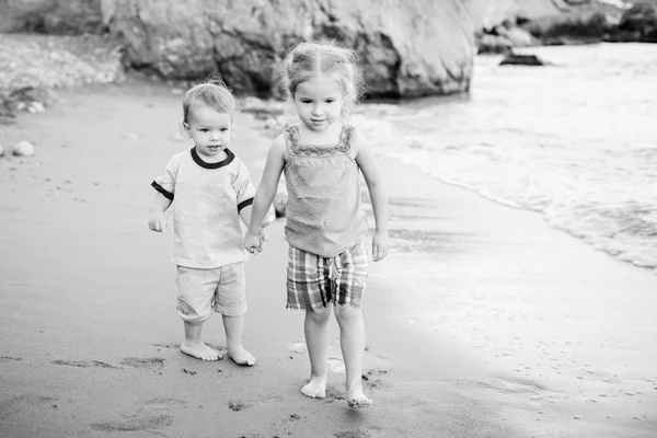 Niños pequeños hermano y hermana en la playa —  Fotos de Stock