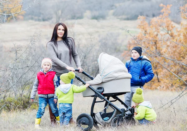 Glad mamma med små barn — Stockfoto