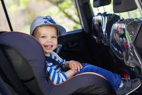 Retrato feliz criança menino no carro — Fotografia de Stock