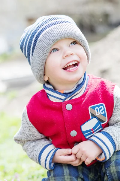 Niño feliz niño sentado en sus haunches —  Fotos de Stock