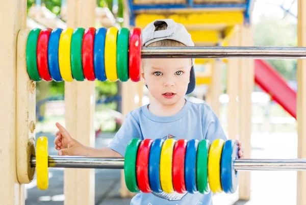 有趣的幼儿男孩在操场上 — 图库照片