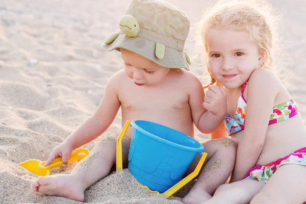 Carino fratellino e sorella giocare — Foto Stock