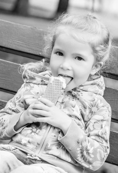 Menina feliz comer sorvete — Fotografia de Stock