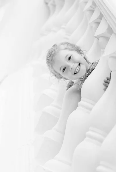 Menina feliz jogando — Fotografia de Stock