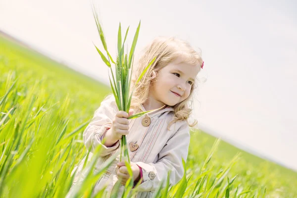 Bella bambina felice sorridente all'aperto — Foto Stock