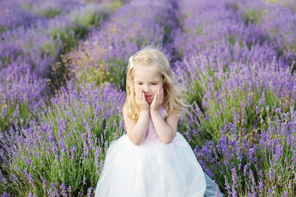 Lachende peuter meisje in lavendel — Stockfoto