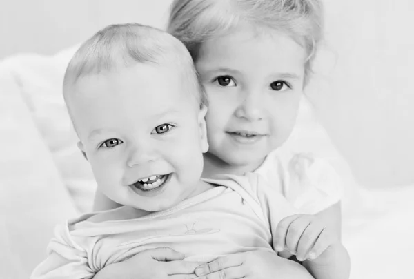 Feliz hermanita abrazando a su hermano — Foto de Stock