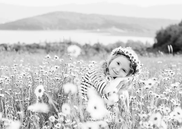 Χαριτωμένο μικρό κορίτσι στο πεδίο χαμομήλι — Φωτογραφία Αρχείου