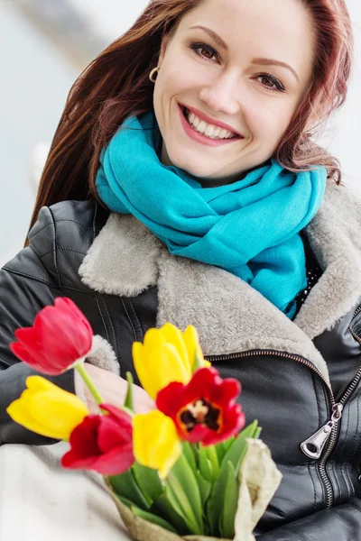 Krásná šťastná žena s tulipány — Stock fotografie