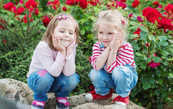 Zwei glückliche kleine Mädchen spielen — Stockfoto