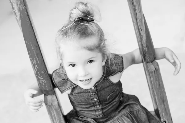 Porträt eines glücklichen kleinen Mädchens — Stockfoto