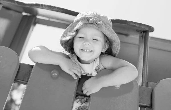 Menina feliz no parque infantil — Fotografia de Stock