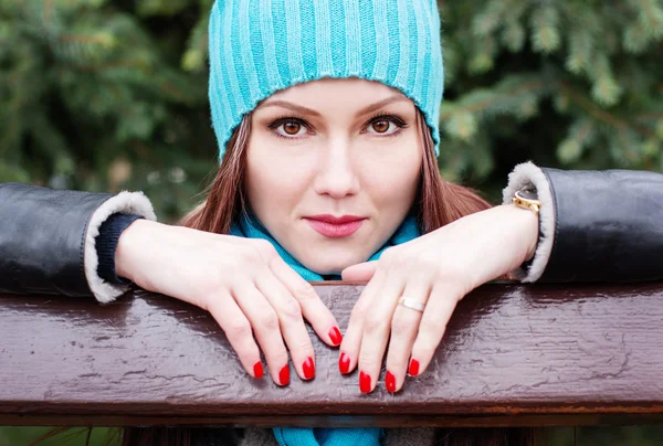 Jonge schoonheid portret in herfst park — Stockfoto