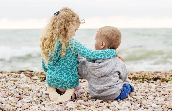 Lindo hermano pequeño y hermana jugando — Foto de Stock