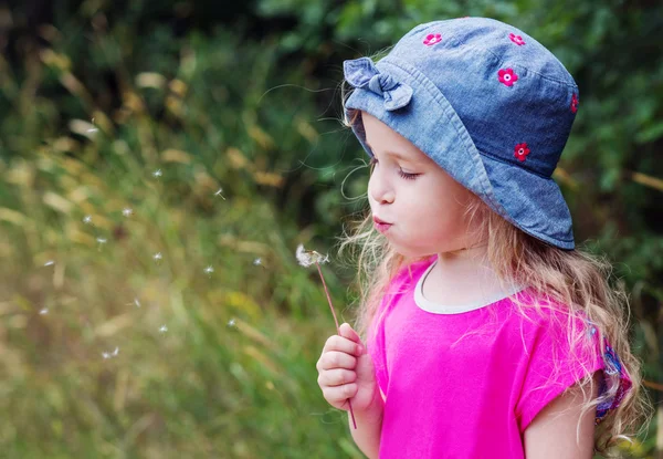 Adorable little girl plays — Stock Photo, Image