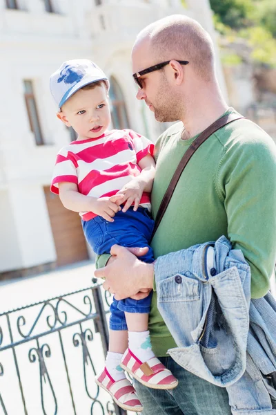 Padre sosteniendo a su hijo caminando — Foto de Stock