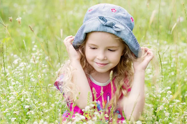 Portrait of a cute little girl on the meadow — Stock Photo, Image