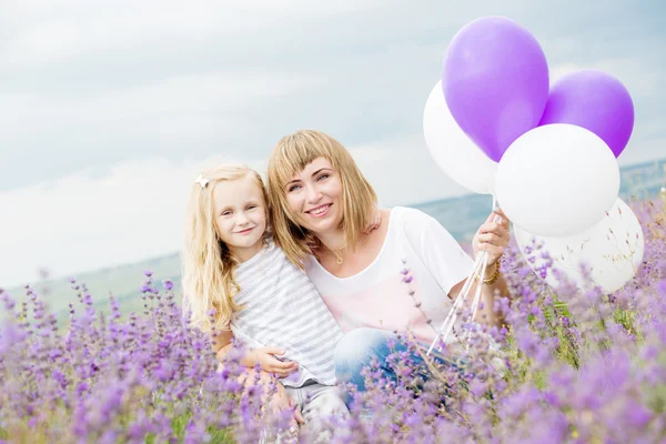 Glad mamma med sin lilla dotter — Stockfoto