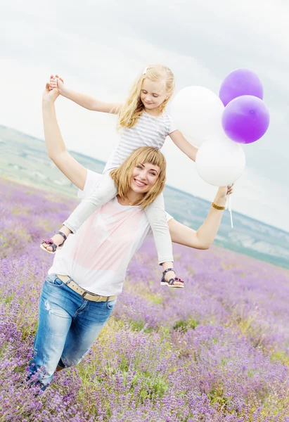 Glückliche Mutter mit ihrer kleinen Tochter — Stockfoto