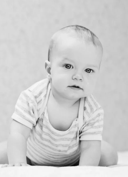 Portret van een schattige triest babyjongen — Stockfoto