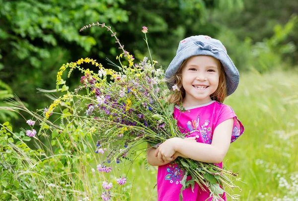 Niña feliz sosteniendo un ramo —  Fotos de Stock