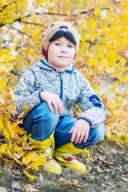 Sonbahar portre küçük çocuk