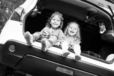 yürümeye başlayan kızlar arabada oturan gülüyor