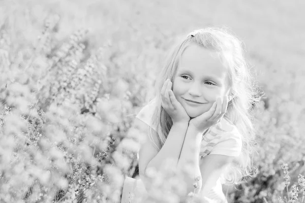 Портрет улыбающейся малышки в лаванде — стоковое фото