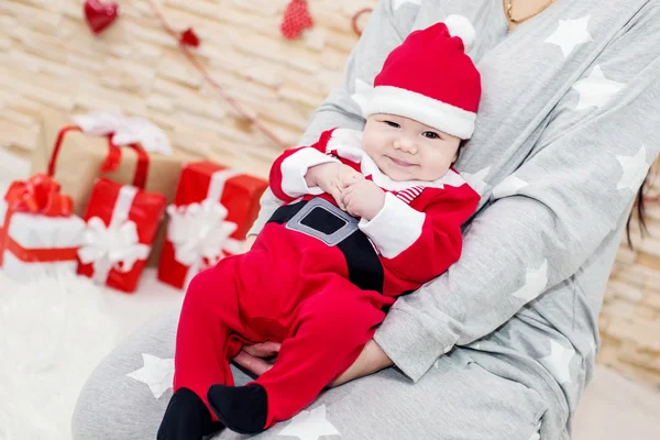 Niedliches Neugeborenes im Weihnachtsmann — Stockfoto