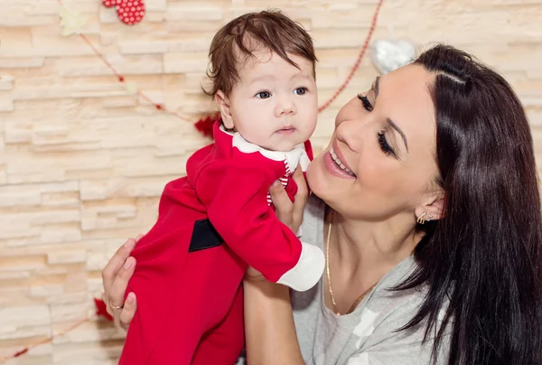 Mãe segurando um recém-nascido santa — Fotografia de Stock