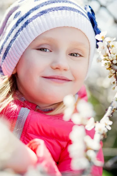Портрет милой маленькой девочки — стоковое фото