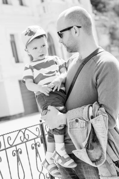 Père tenant son fils tout-petit marchant — Photo